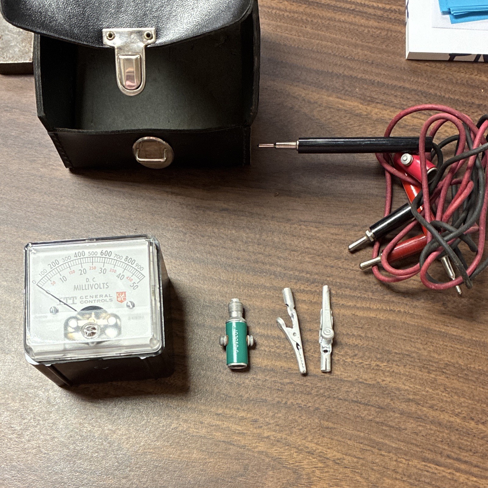 ITT General Controls DC Analog Millivolt Voltmeter 0-50/0-900 mV w/ Leads Case