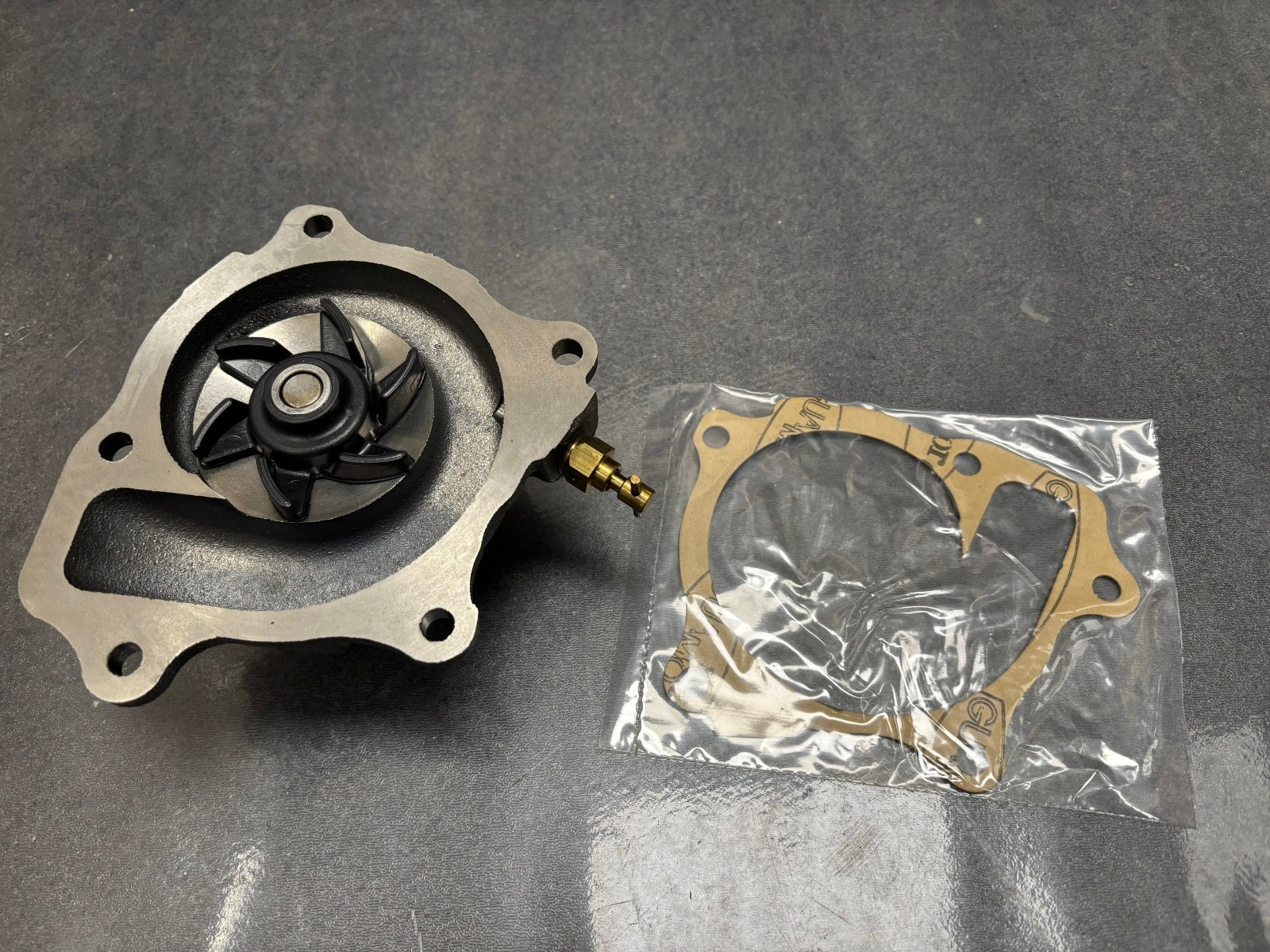 Water Pump Fits John Deere 325 328 332 5065M 5075M 5225 5325 5325N 324J RE545573