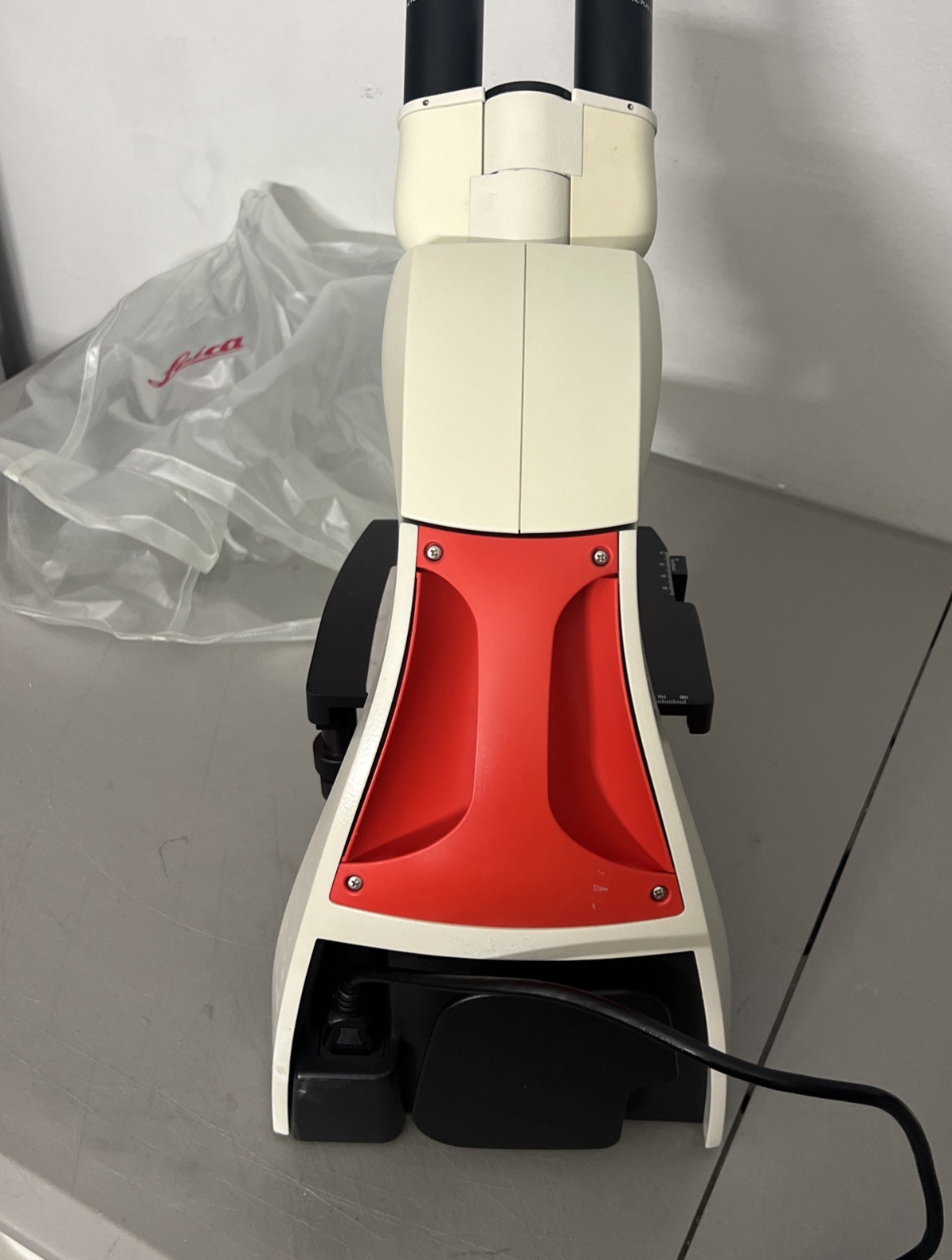 Leica DM500 Binocular Educational Microscope w/ 4x, 10x, 40x, 100x Objectives