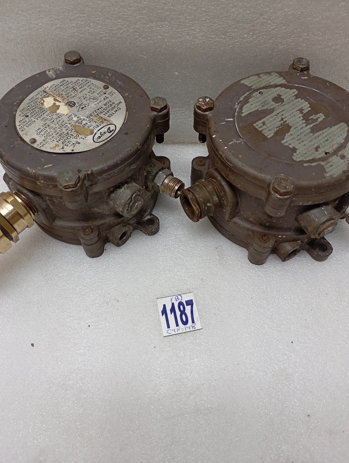 Dwyer CAT NO. 1950-10-2F Pressure Switch Industrial Equipment(lot of 2pc)