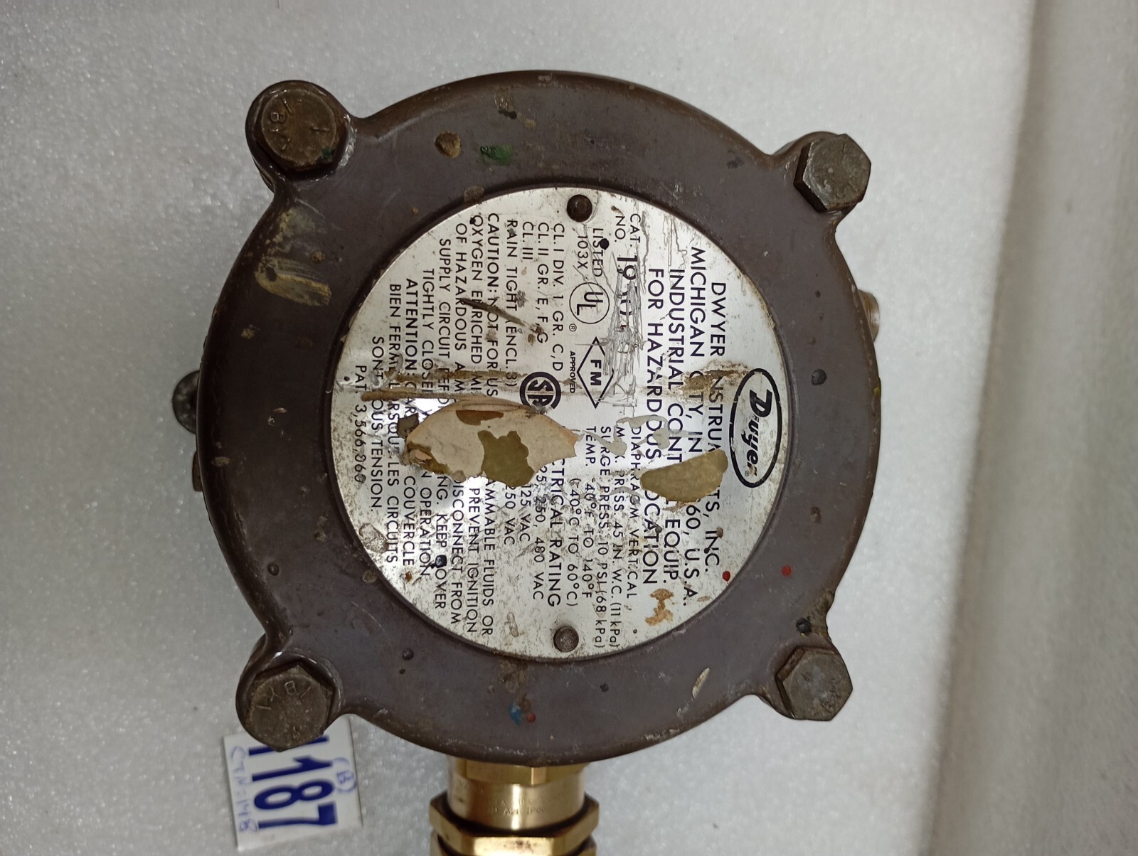 Dwyer CAT NO. 1950-10-2F Pressure Switch Industrial Equipment(lot of 2pc)