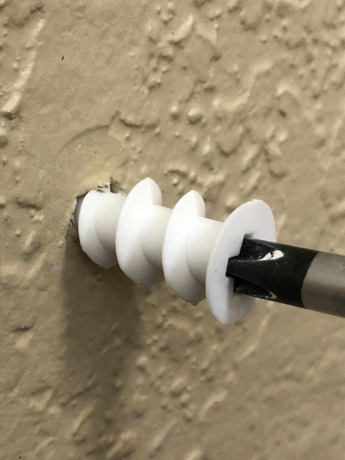 Economy Drywall Anchors, 100 screws + 100 anchors, 100% recycled plastic