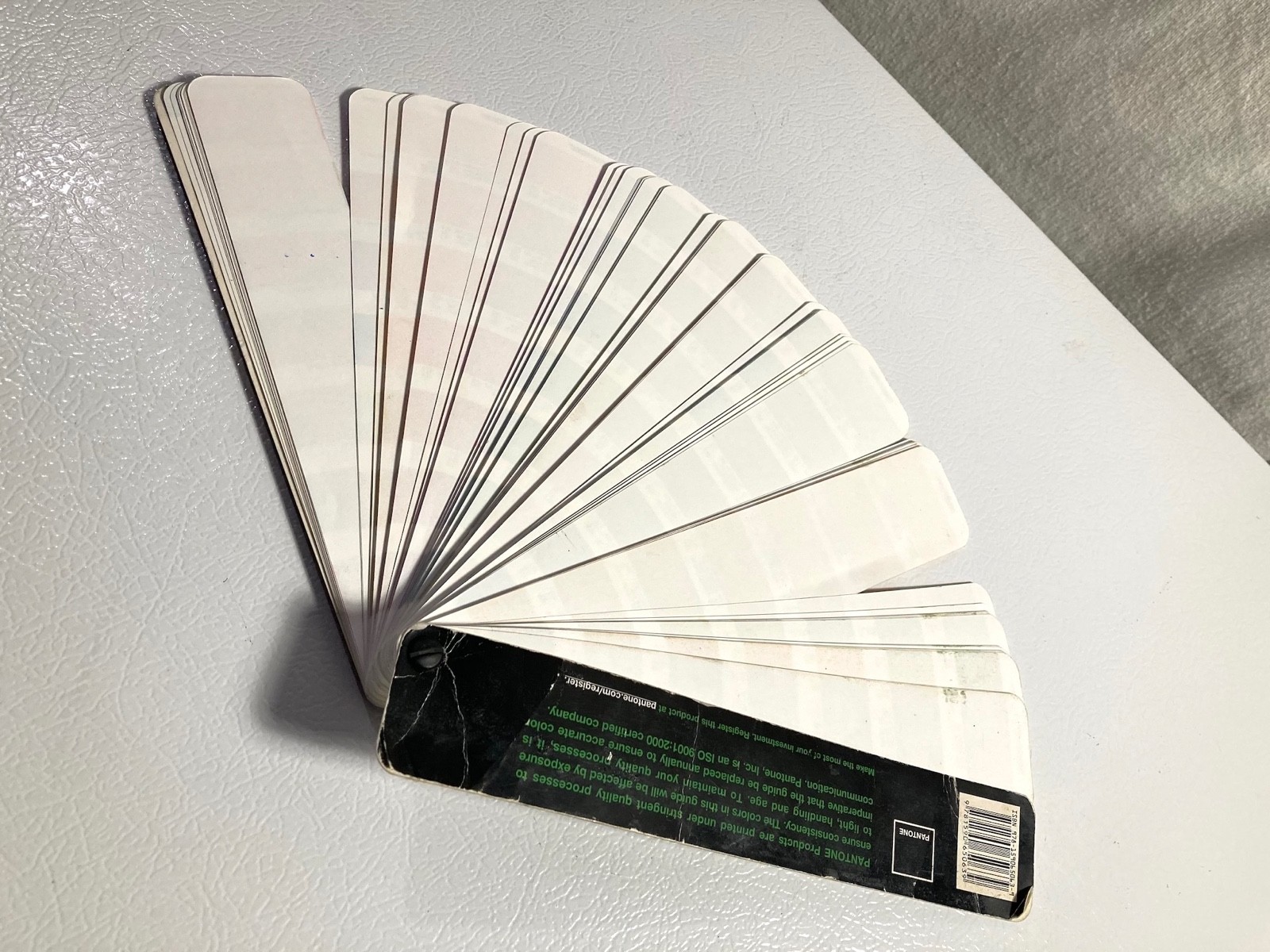 Pantone Fan Deck Formula Guide Solid Uncoated Fourth Edition Fourth Printing