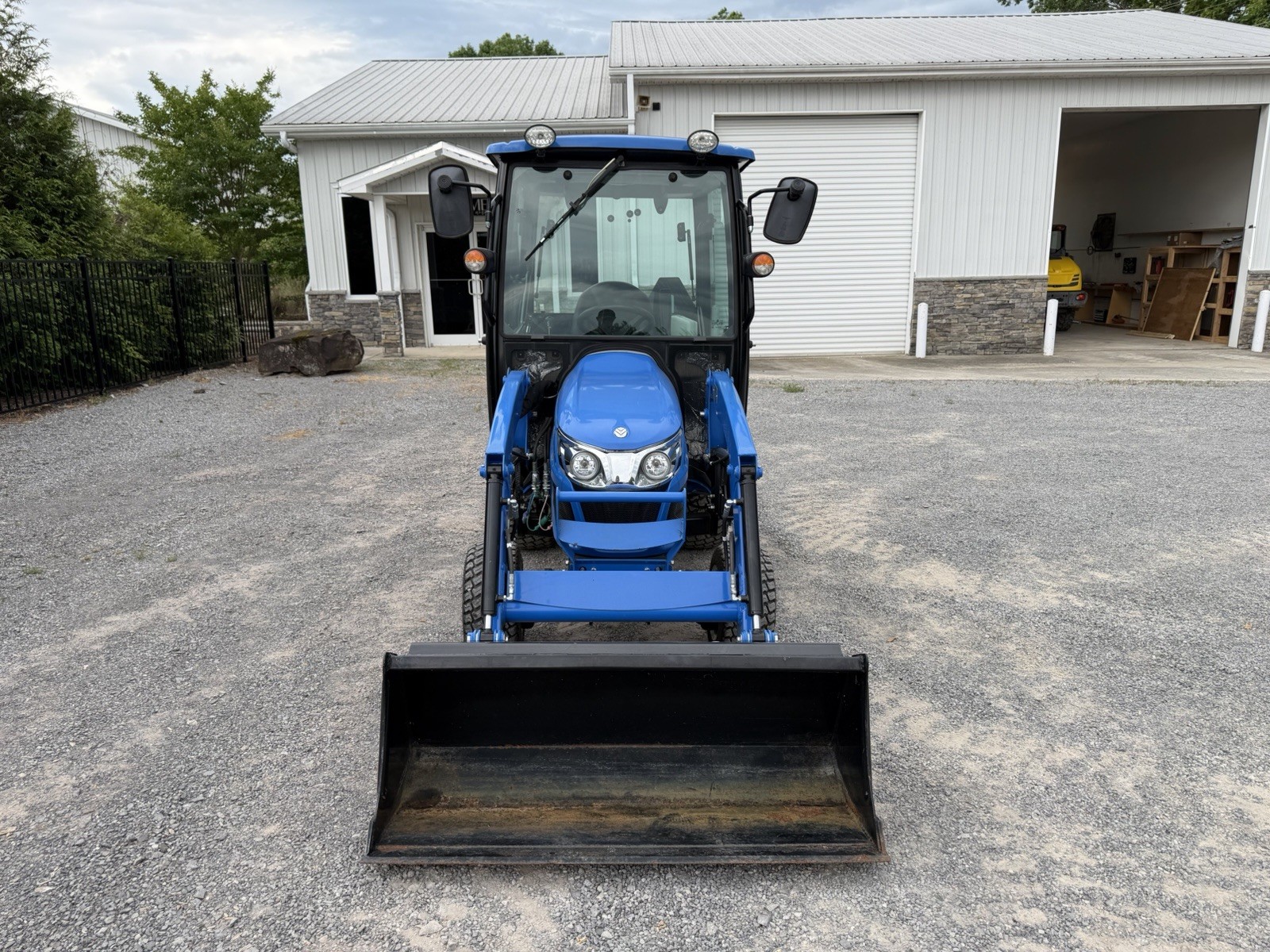 UNUSED 2023 NEW HOLLAND WORKMASTER 25S- ENCLOSED CAB W/ HEAT- LOADER- ONLY 9HRS!