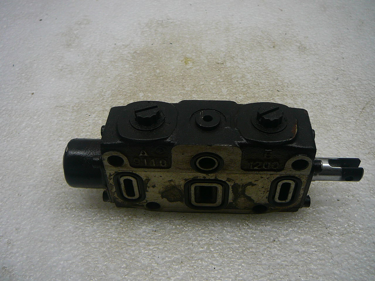 PARKER SINGLE SPOOL HYDRAULIC CONTROL VALVE A 9110, B 1200, A HYZ2 B CN