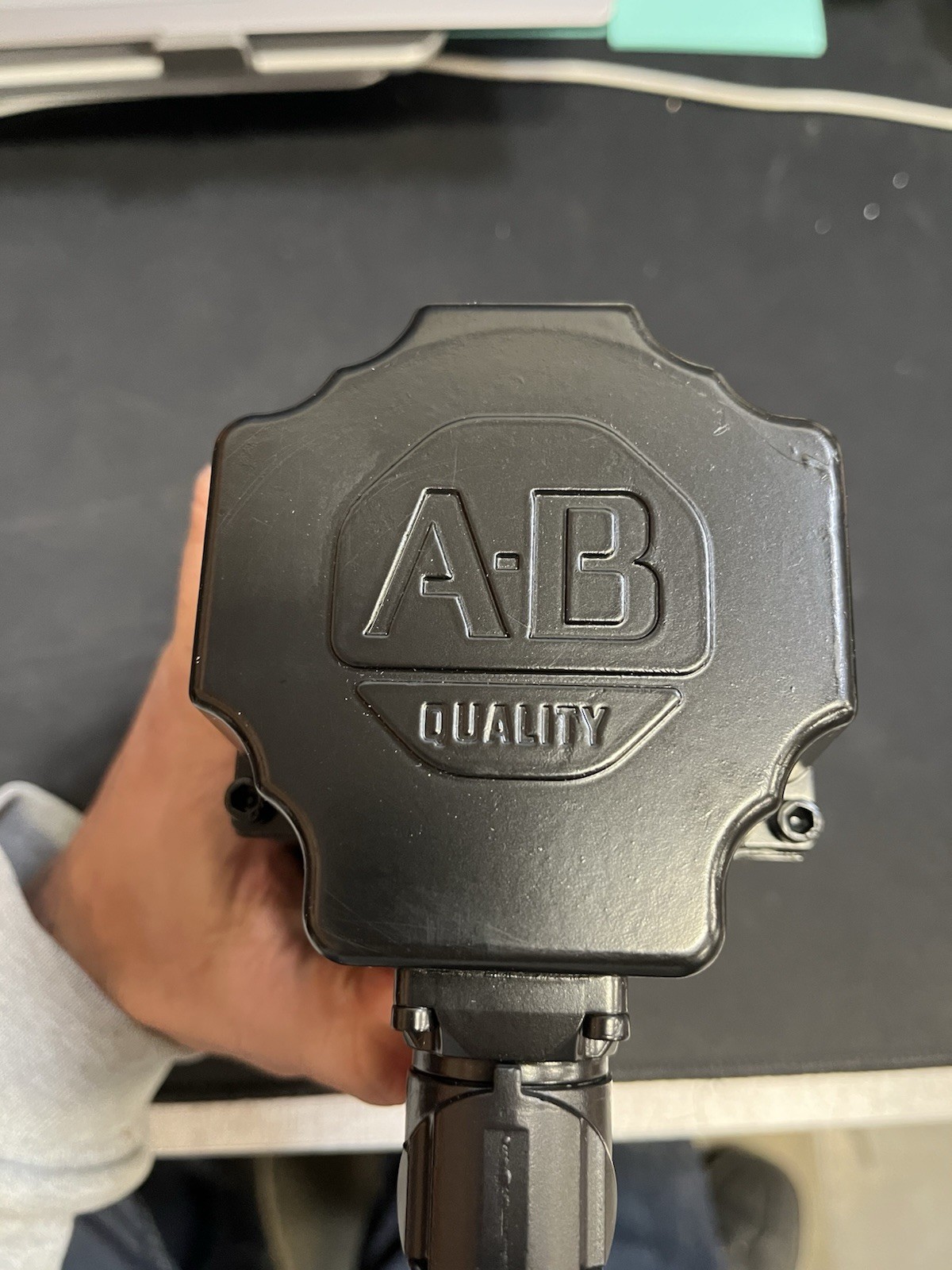 New AB VPL-B1001M-CJ12AA; Kinetic VP LOW inertia Servo Motor