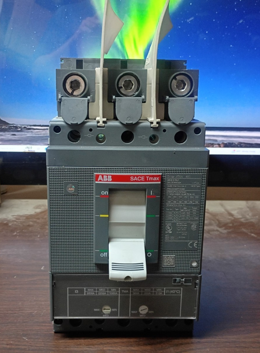 ABB XT5NU330ABFF000XXX CIRCUIT BREAKER SACE TMAX 300-3000 AMP 3-POLE NEW NO BOX