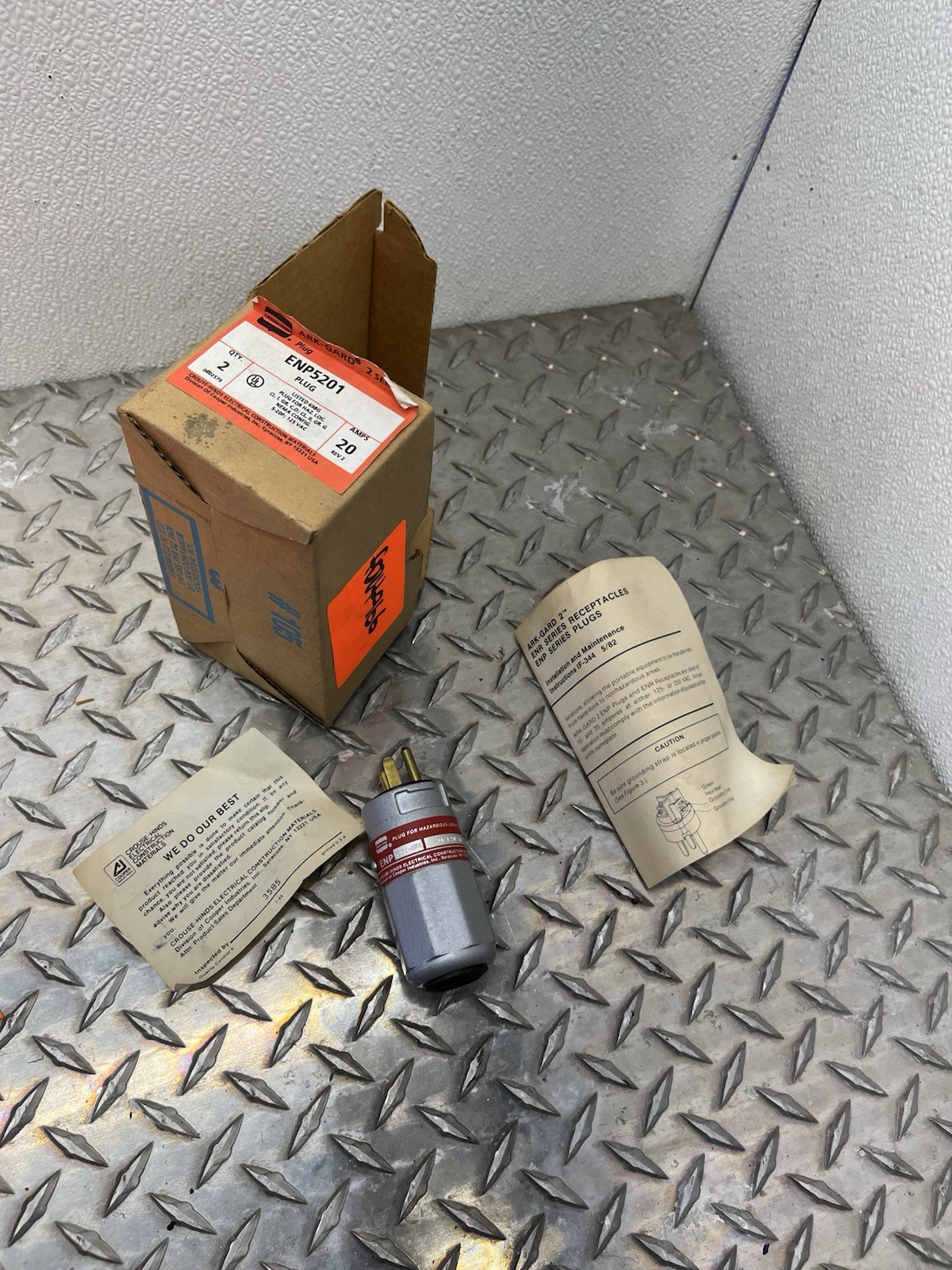 1 CROUSE HINDS ENP5201 EXPLOSION PROOF 20 AMP 120V PLUG NEW ecp2023