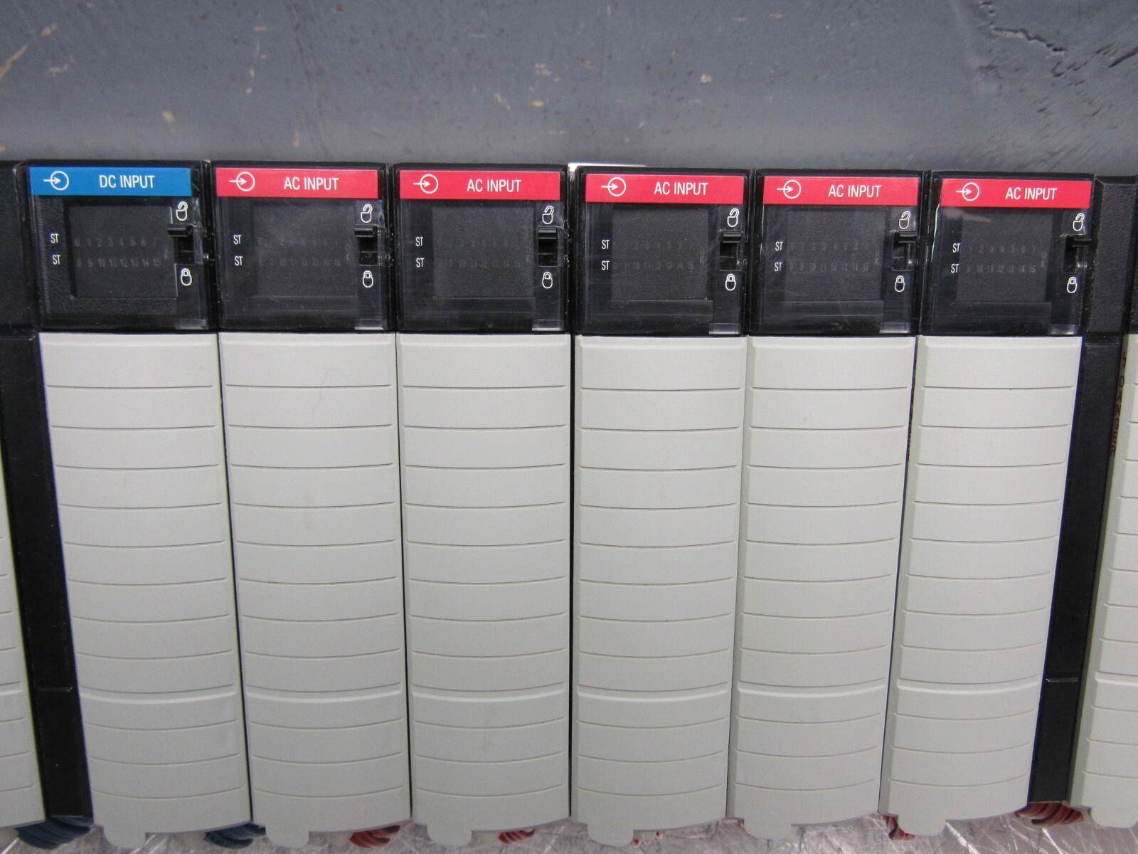 ALLEN BRADLEY CONTROLLOGIX SYS. w/PARALLEL UNIT 1756-L61 w/30QTY I/O MODULES XLN