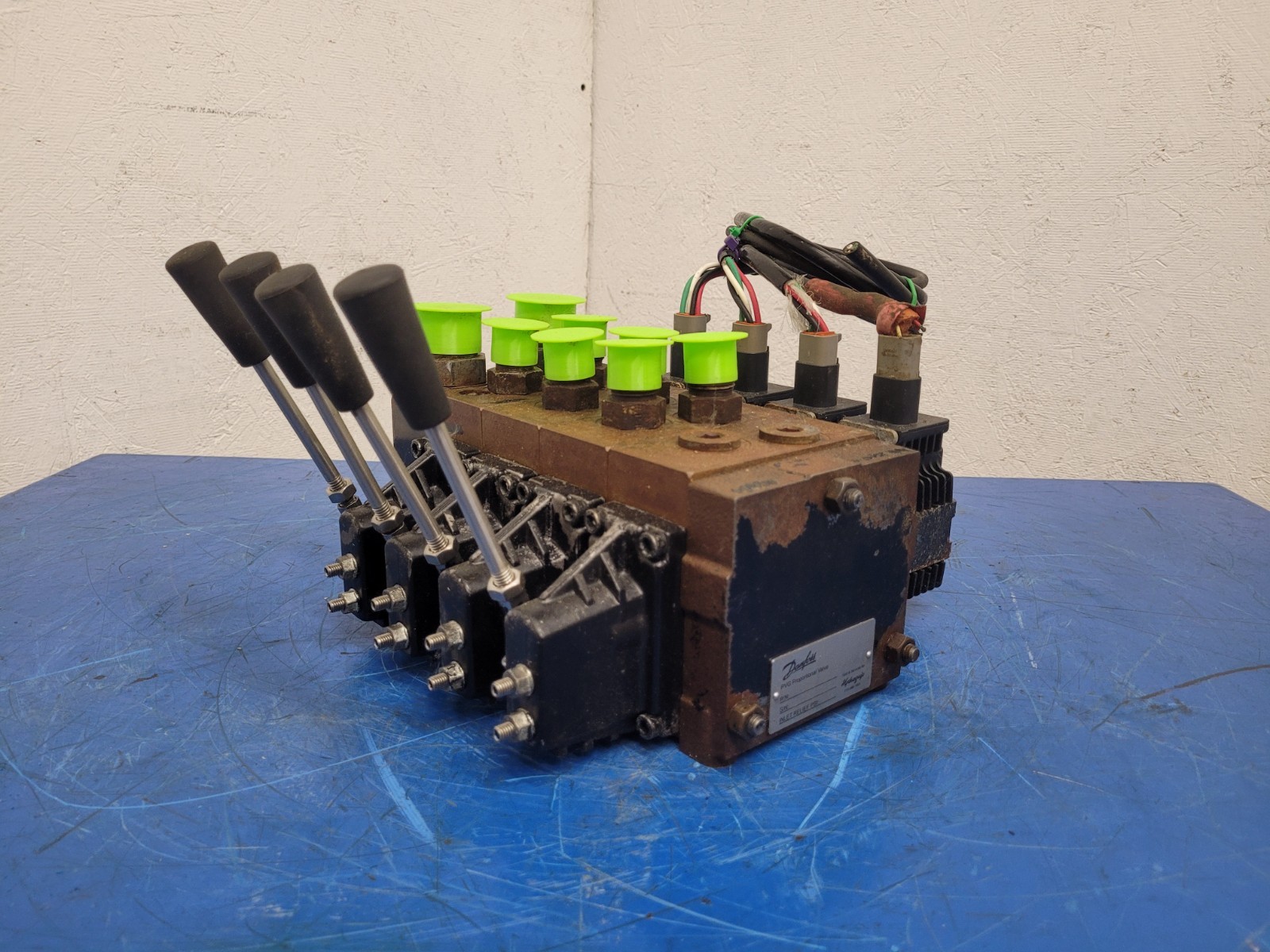 Danfoss PVG 32 4 x Proportional Hydraulic Valve Block 159B5171 Servo Valves
