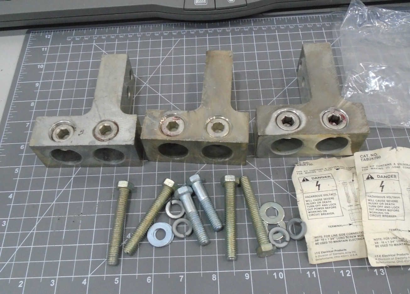 Lot 3 NEW ITE TAB2K750 Circuit Breaker Terminal Lug Connectors 750 KCMIL KMB HNB