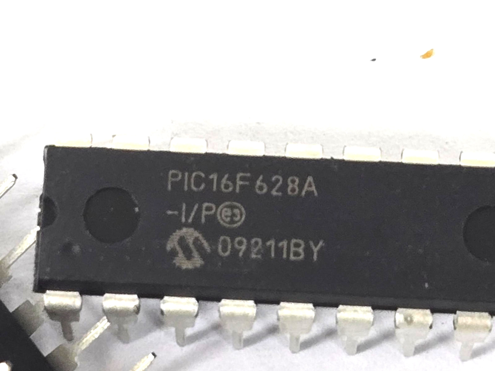 UNBRANDED 20 PIN IC SOCKET STAMPED PIC16F628A LOT OF 25