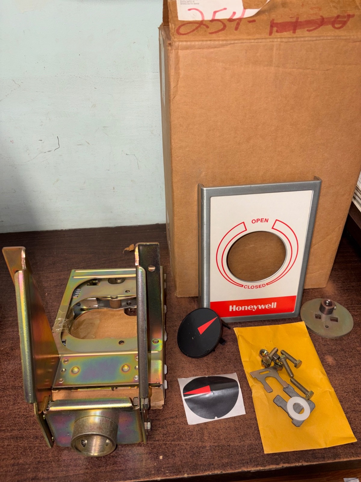 NOS HONEYWELL Q5001D1018 VALVE BRACKET & LINKAGE LIFT 3/4” S10