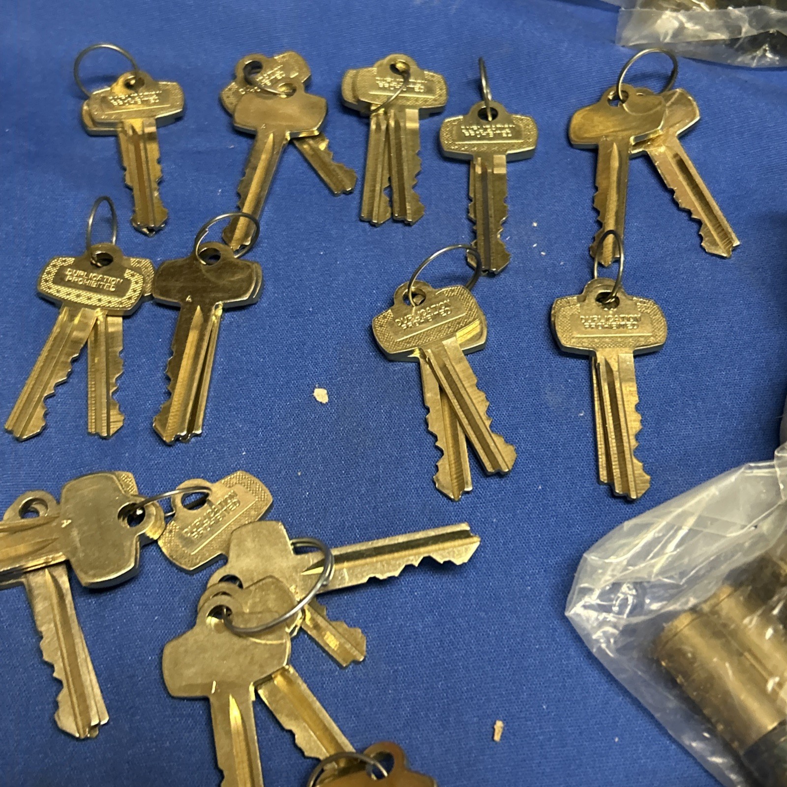 Lot of 20 Dorma blue interchangeable cores A6 with 2 control keys KSP