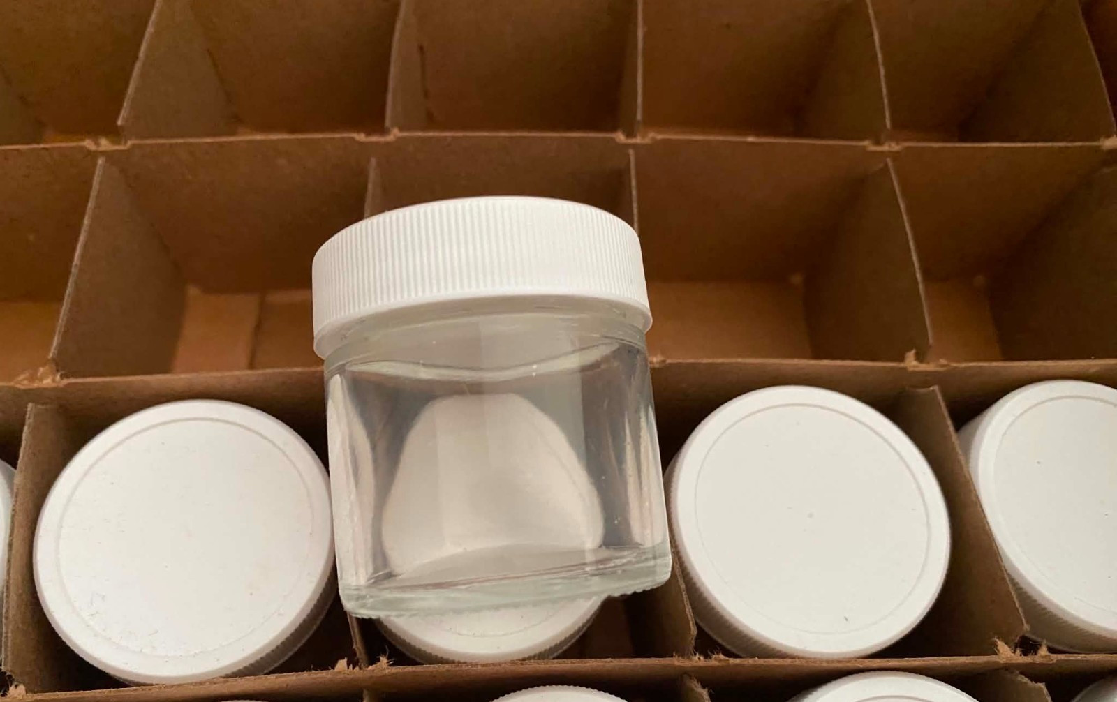 Uline S-17073P – W , 1 oz. Straight Sided Glass Jar , White Plastic Cap ( 13 CT)