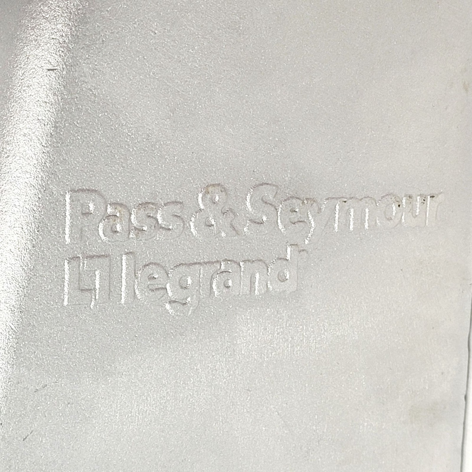 Pass & Seymour Legrand PSBB1001-W Pin & Sleeve Back Box w/ 1 1/2″ Hub 100 Amp