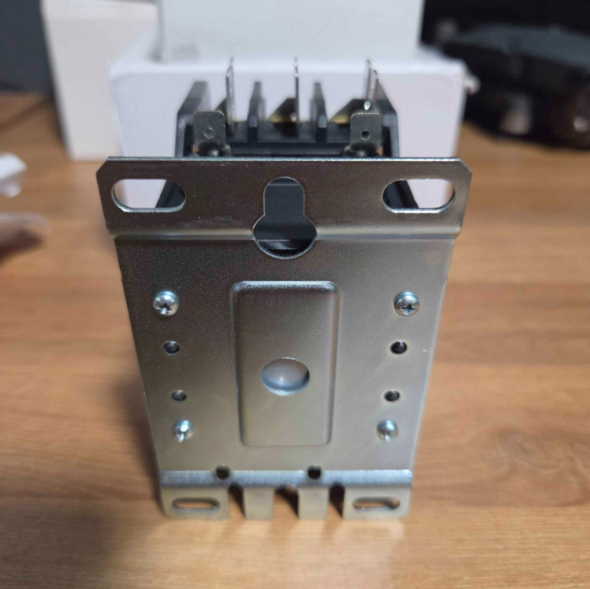 New In Box; Eaton C25DNY116B Contactor 30A; 3P; 575VAC; Coil: 208-240VAC