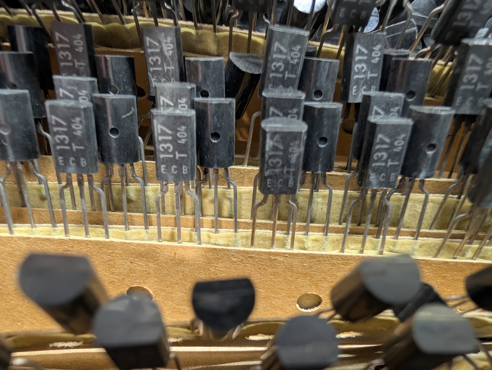 ~2000pcs 2SC2383 (Zenith 121-1317) NPN Transistors TO-92 High Voltage NPN ECB
