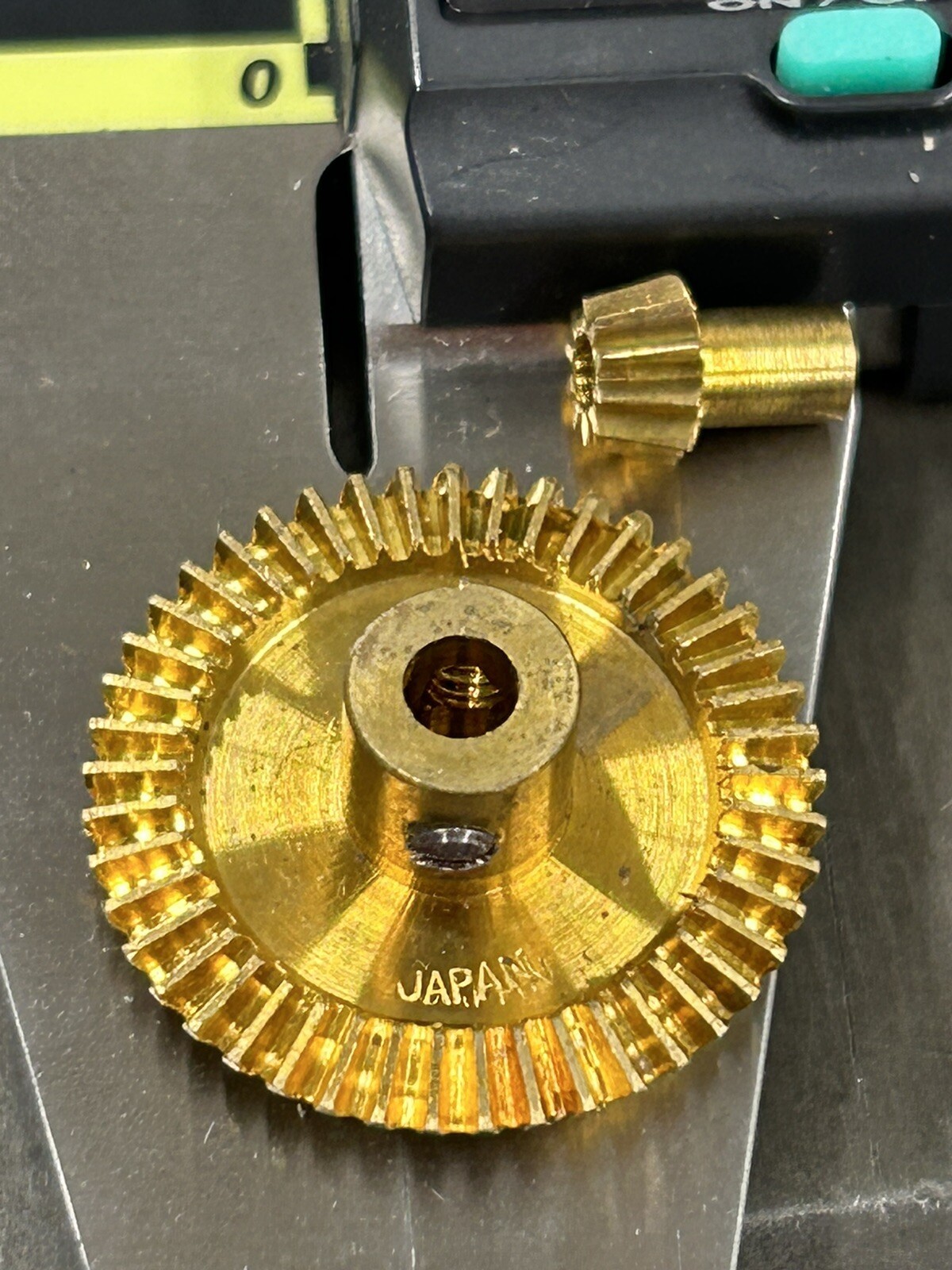 QTY 1 TRADESHIP BRASS 90 DEGREE BEVEL GEAR SET 45/10 TEETH 4.5:1 RATIO SLOT CAR
