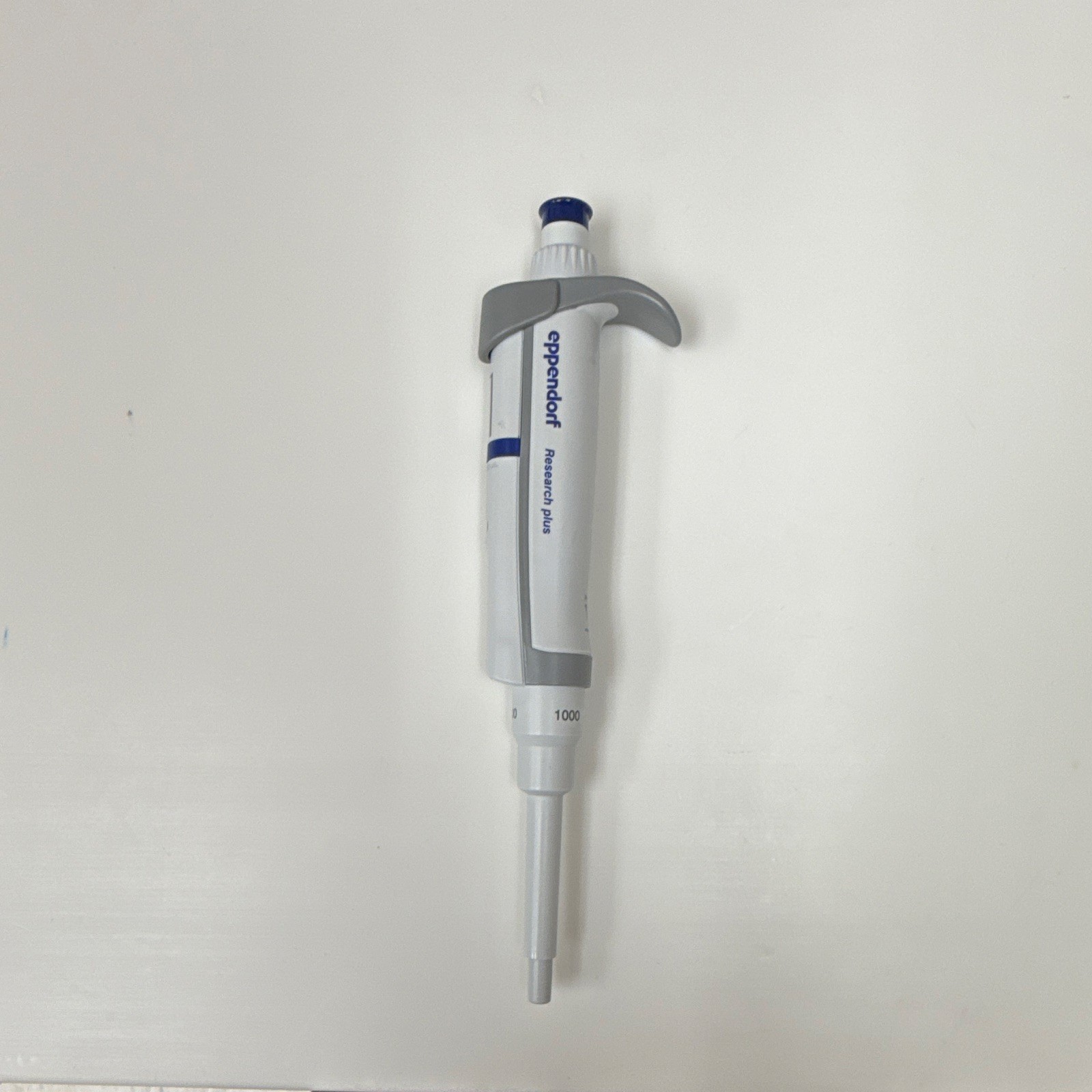 Eppendorf Research plus Single Channel Adjustable Micropipette Pipettor P1000