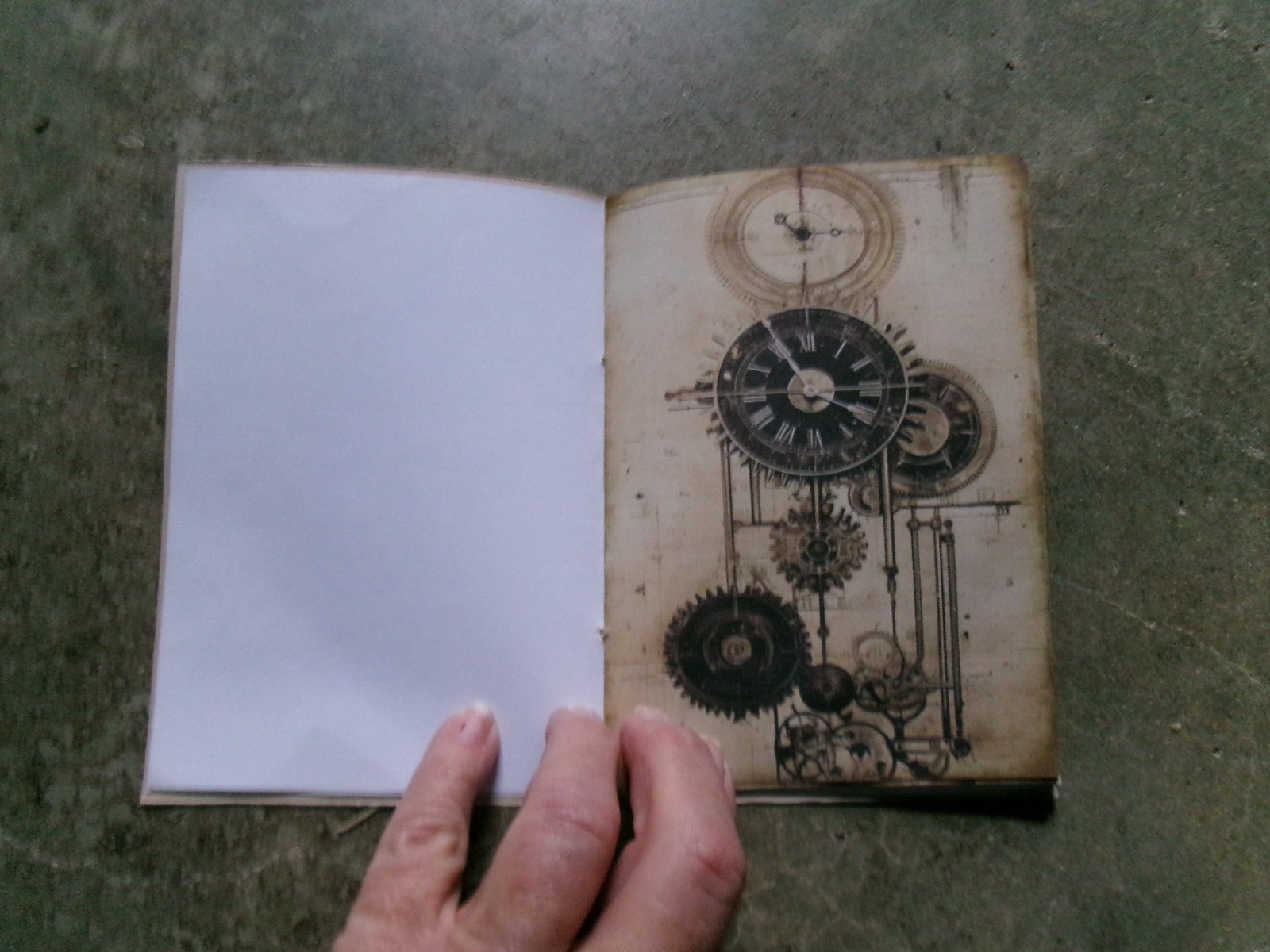 JUNK JOURNAL APPROX. 36 PAGES SIZE APPROX. 4″ X 6″ LOTS OF JOURNALING PLACES Q
