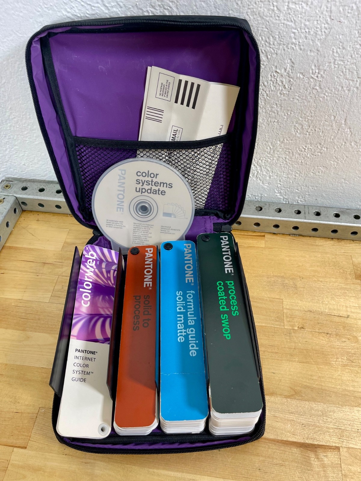 Pantone Ultimate Color Survival Guide Kit / includes 4 Color Guides w/ Software