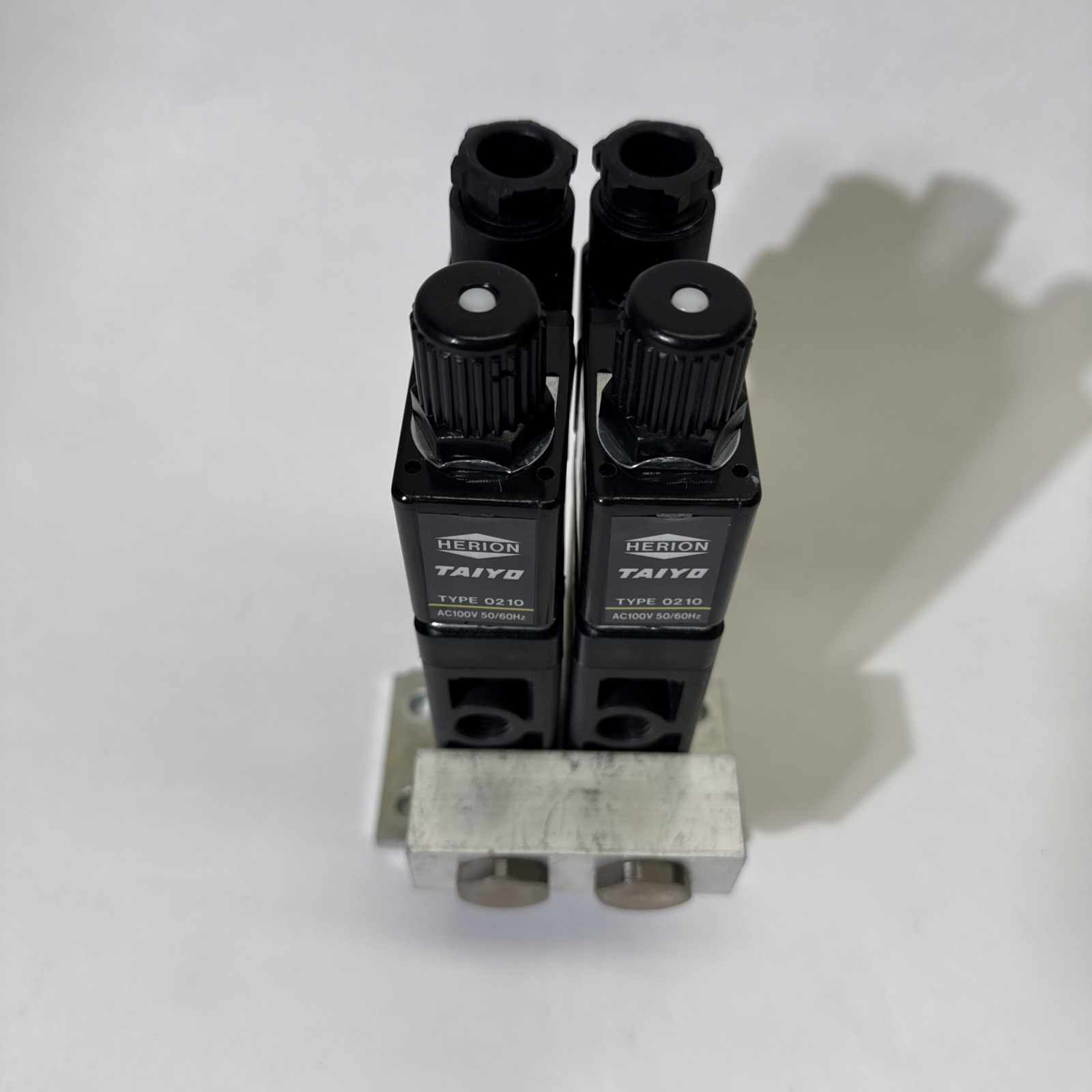 Lot of 2 – Taiyo Herion 5ER-8E 5 Port Solenoid Valve AC100V Manifold Assembly