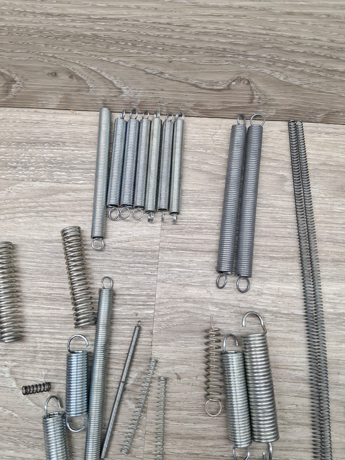 Assorted Springs 80 Pieces As Shown Various Sizes And Thickness ( Read Descripti