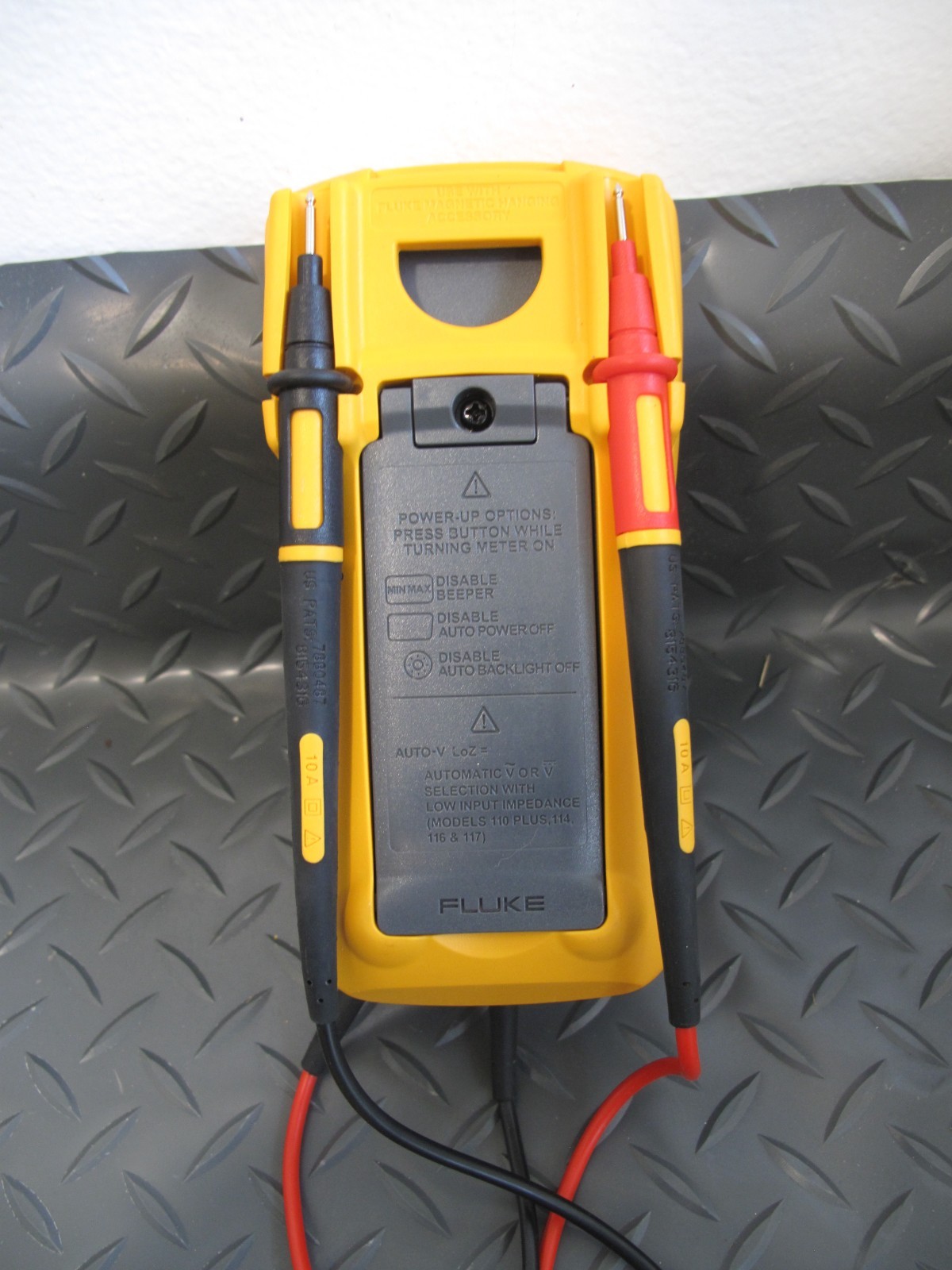 Fluke 110 Plus true rms multimeter w/ leads & manual volt meter tested
