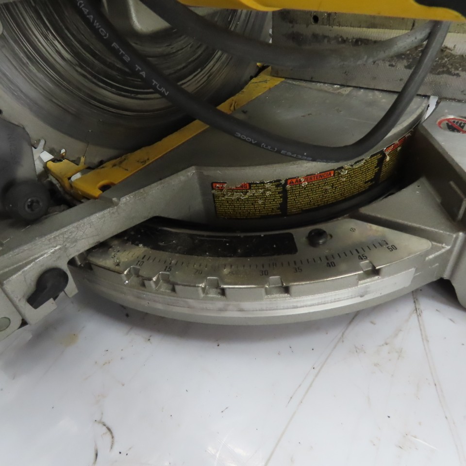 DeWalt DW715 12″ Single-Bevel Compound Miter Saw 120VAC 15A 4000RPM