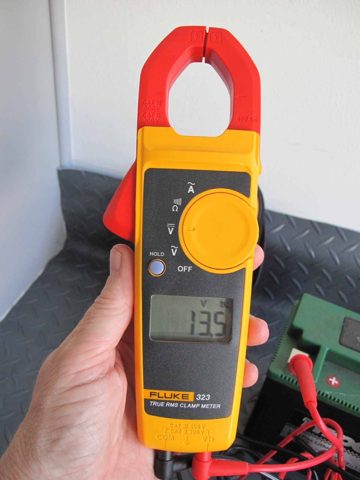 Nice Fluke 323 true rms digital clamp meter volt ohms tester & leads & case