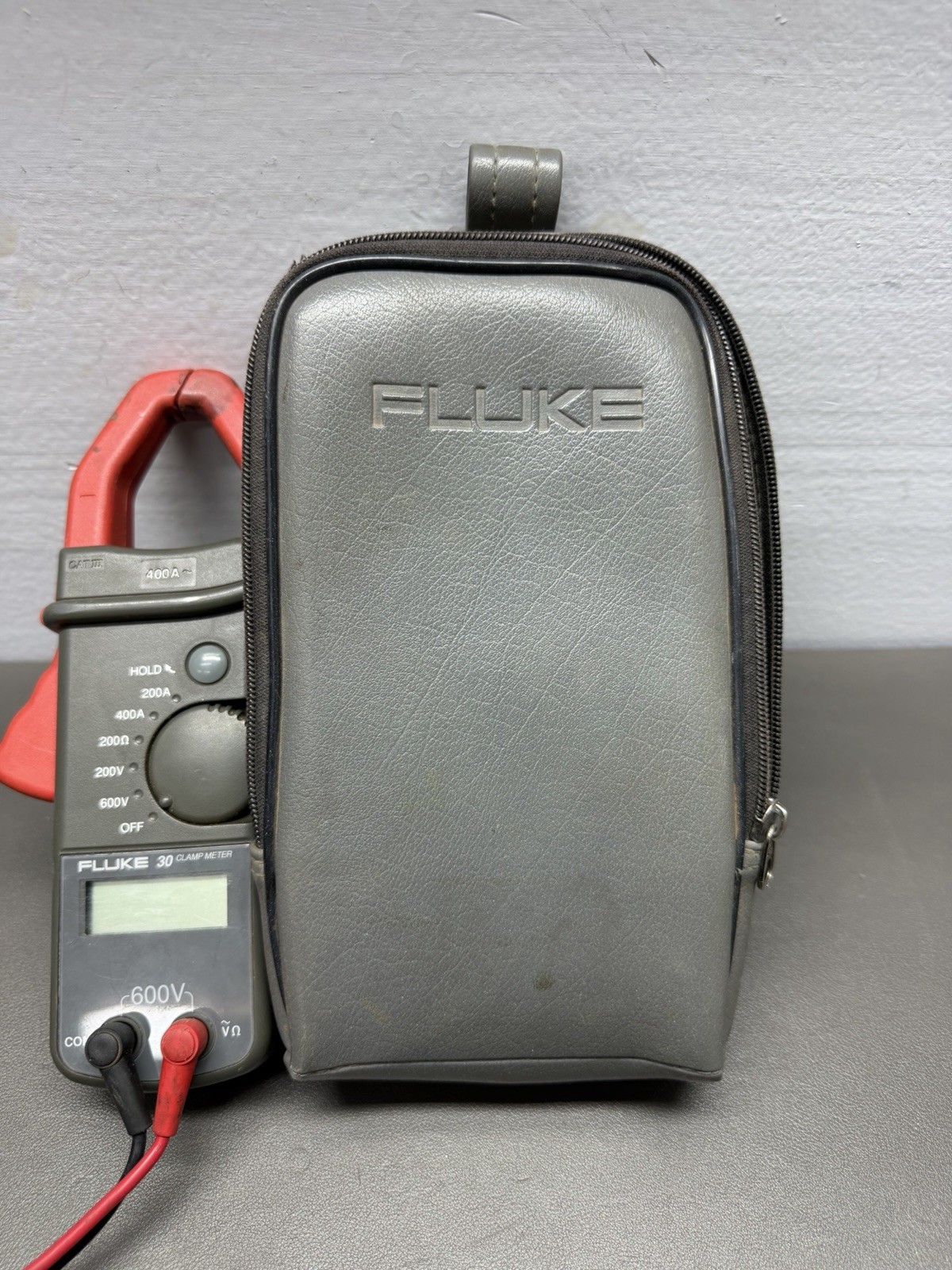 Fluke 30 Clamp Meter 600V 400A Digital Multimeter w/ Case & Leads WORKING