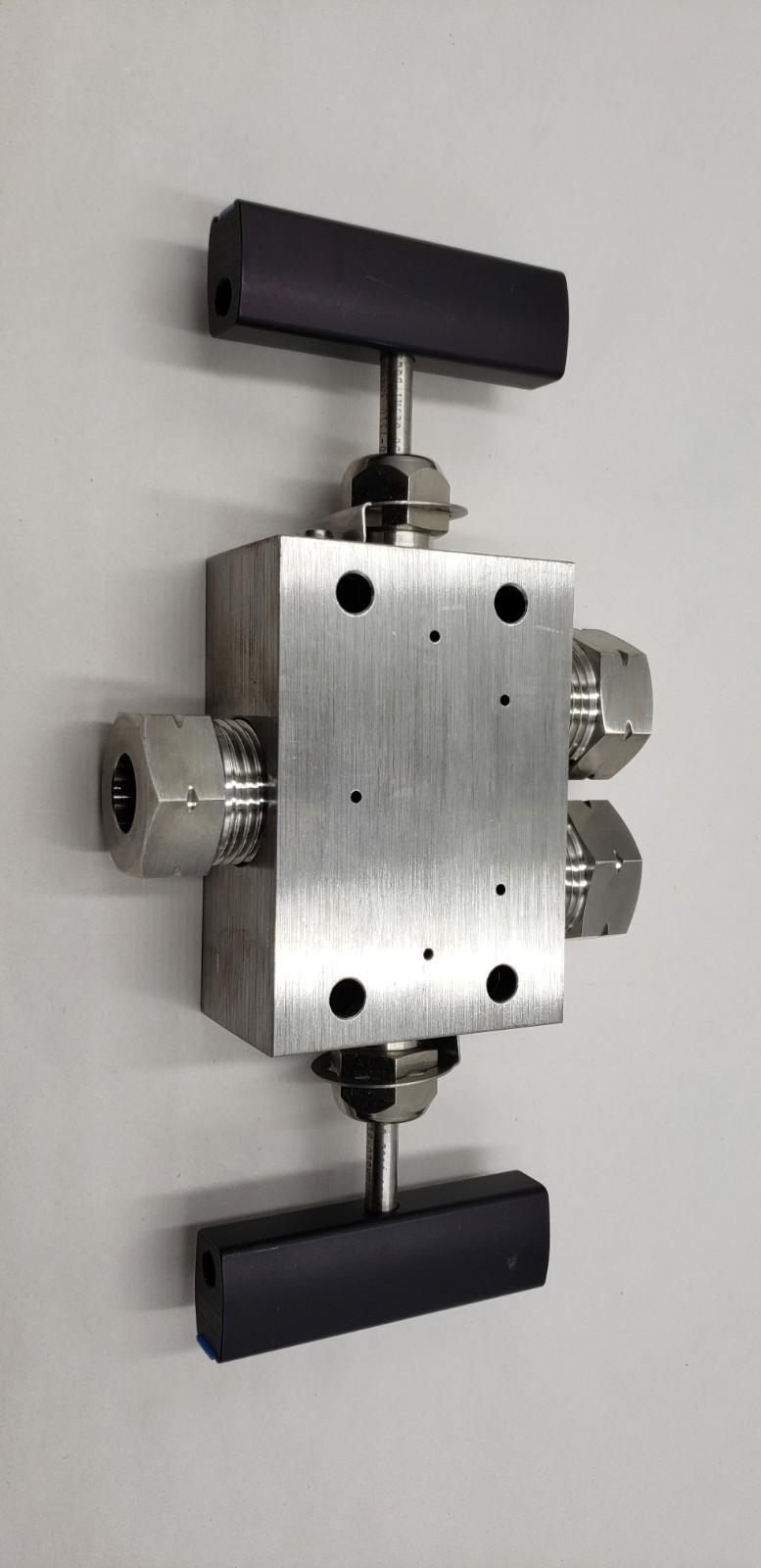 Autoclave Engineers 30VM9075 30,000 psi Stainless Steel Manifold & Needle Valves