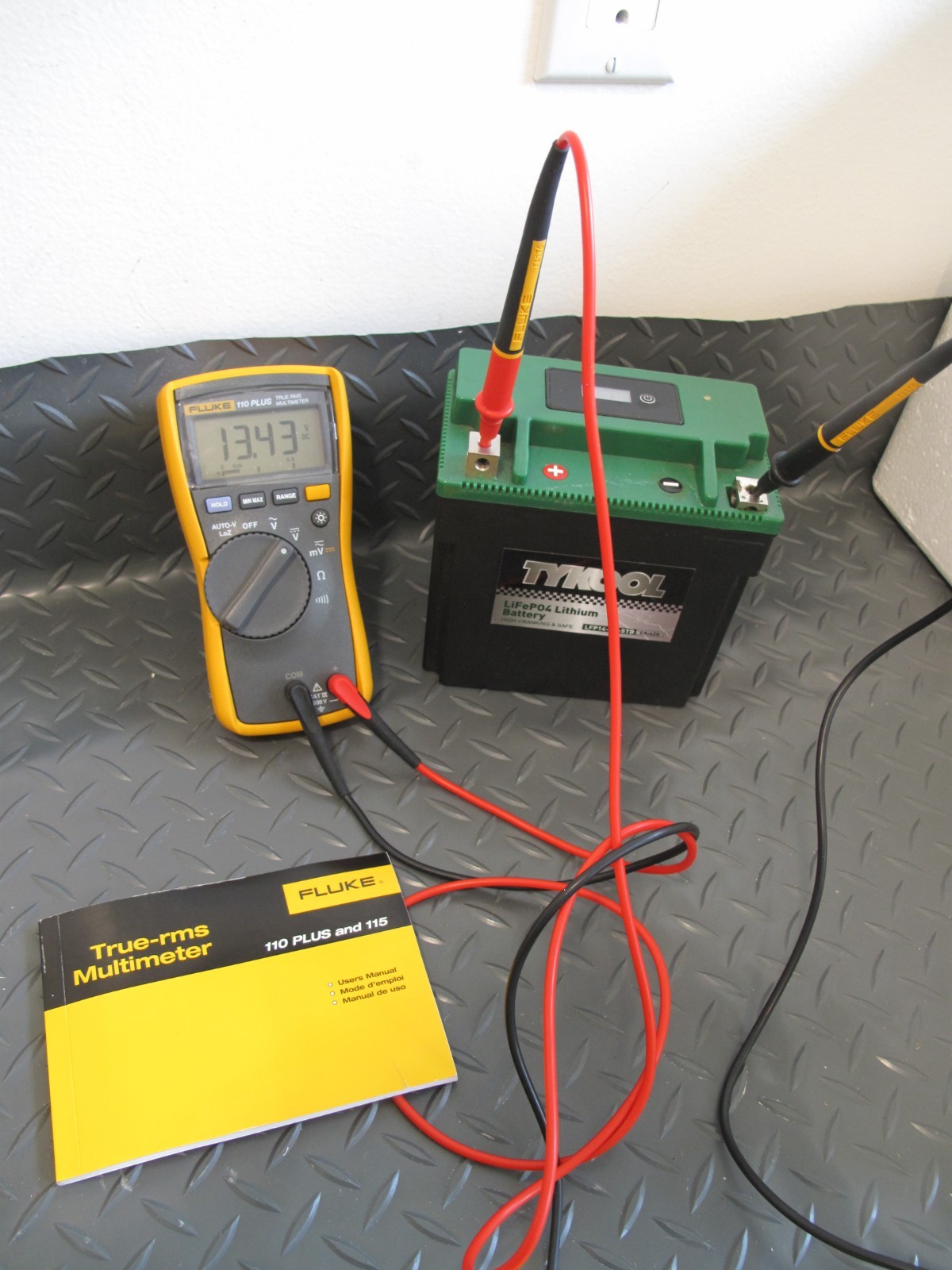 Fluke 110 Plus true rms multimeter w/ leads & manual volt meter tested