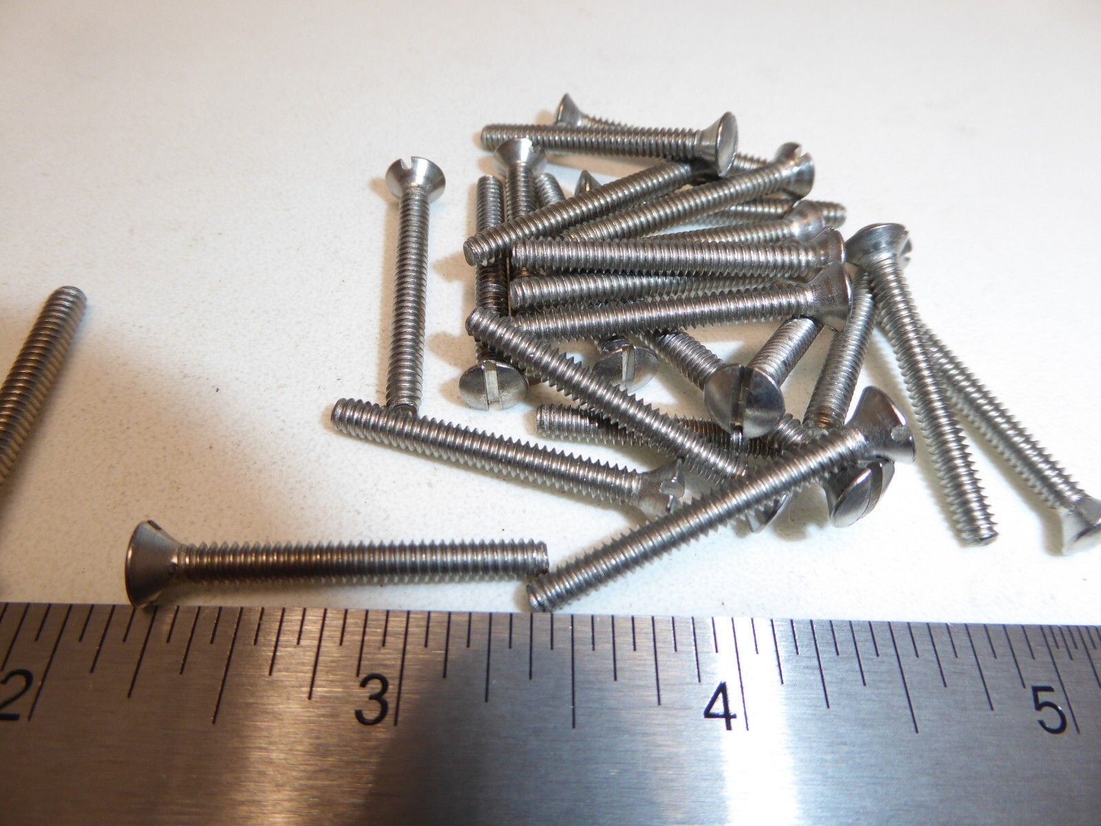 6-32 x 1-1/4″ Oval Head Slotted Machine Screw SS 18-8 VINTAGE USA Made Qty 25