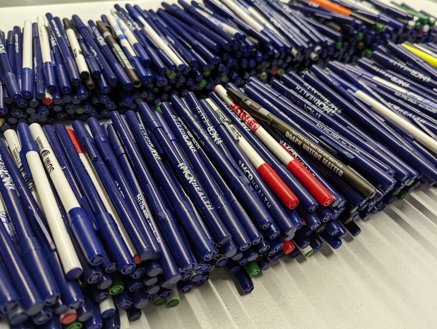 1000 Piece Wholesale Bulk Misprint Stick Pens Lot: Random Mixed Style/Ink Colors