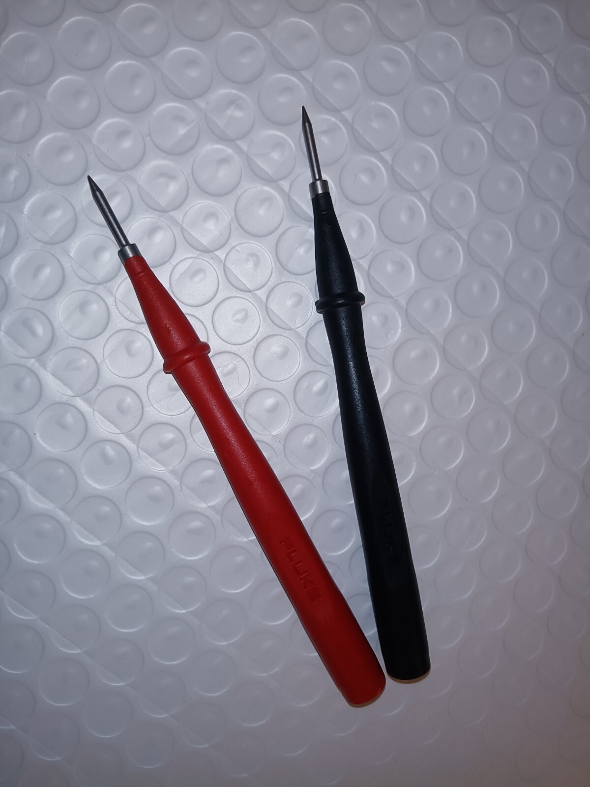 Genuine Fluke TP220 SureGrip Test Probes for TL222/TL224 / Red & Black color