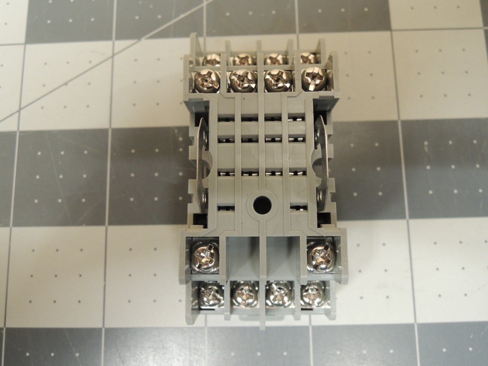 IDEC RU42S-C-D24 Relay, 4PDT, Bifurcated contacts, 3A, 24VDC, Indicator w/ Base