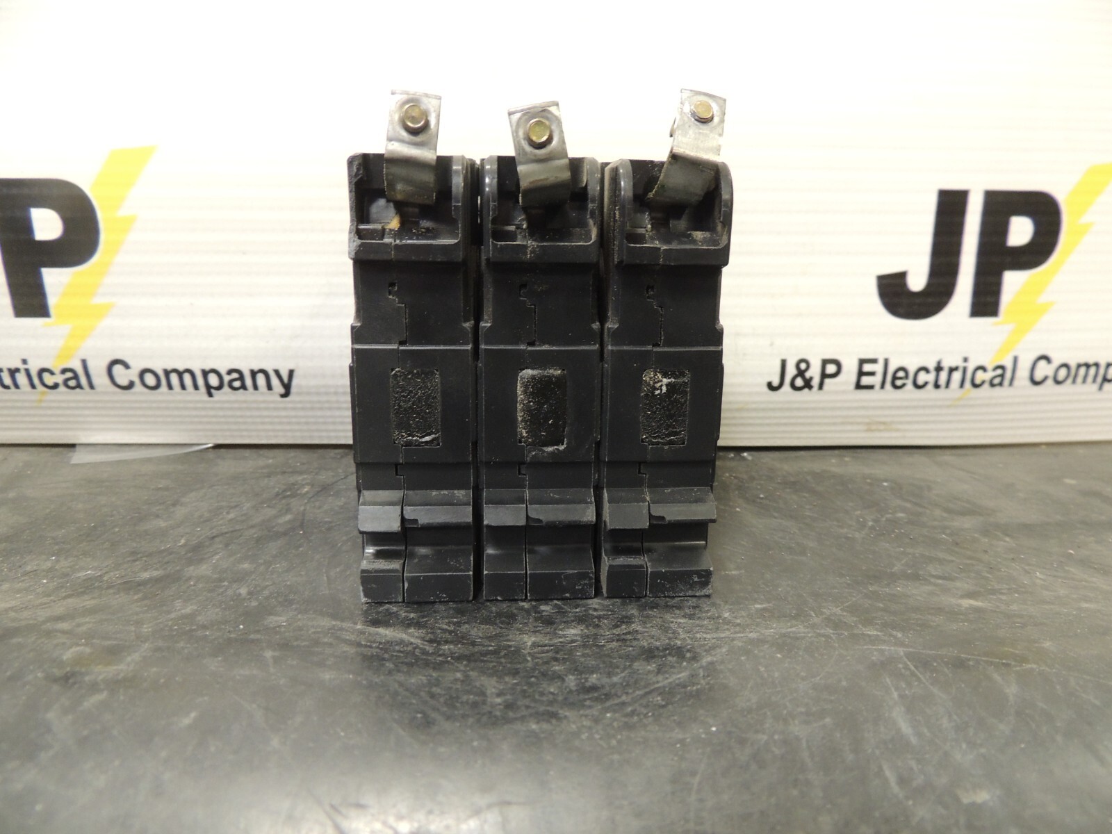 SQUARE D EHB34030 30 AMP BOLT ON CIRCUIT BREAKER 480Y/277 VAC 3 POLE (CHIPPED)