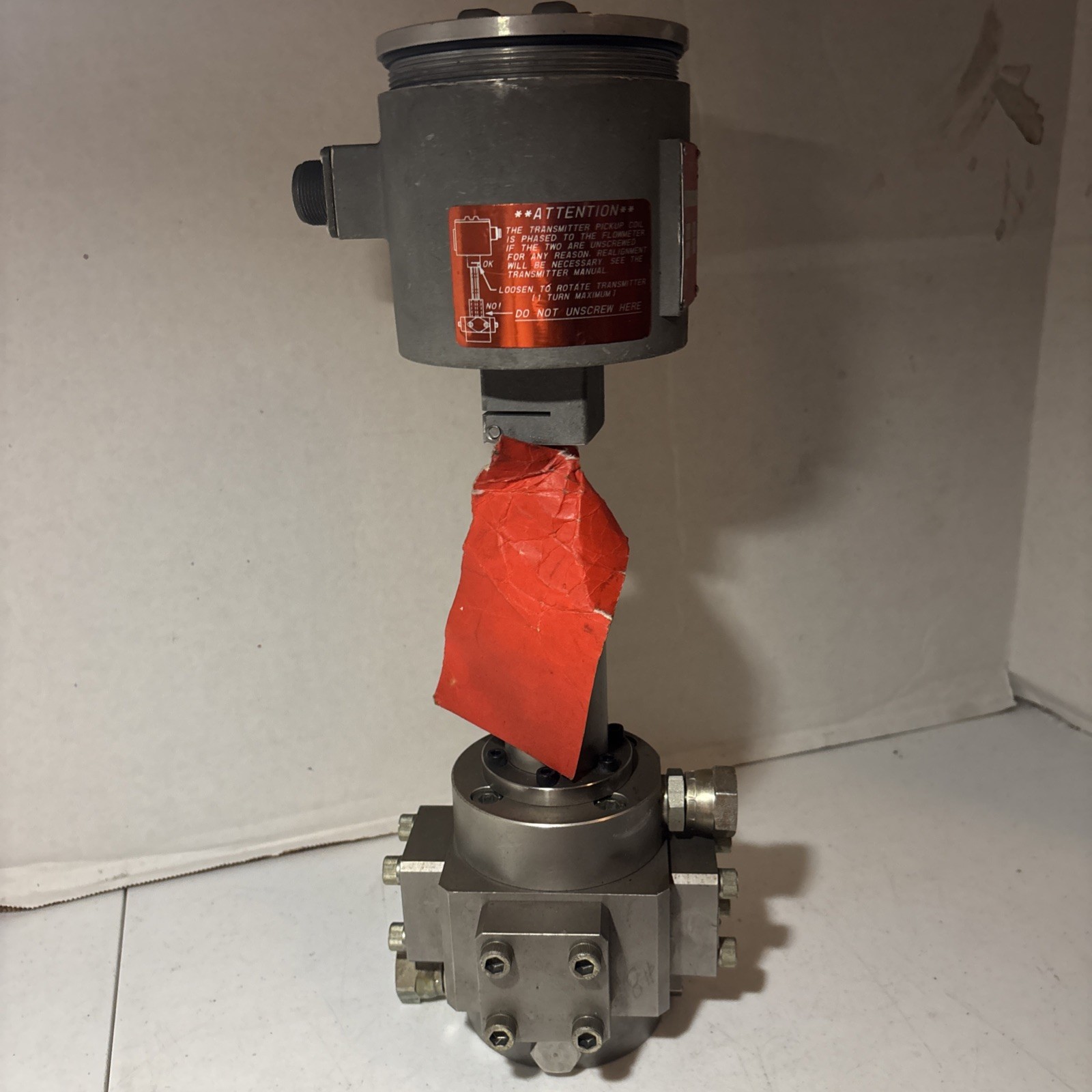 Max Machinery 286-313 5-30V Flow Transmitter W/ 214-593 Piston Flow Meter