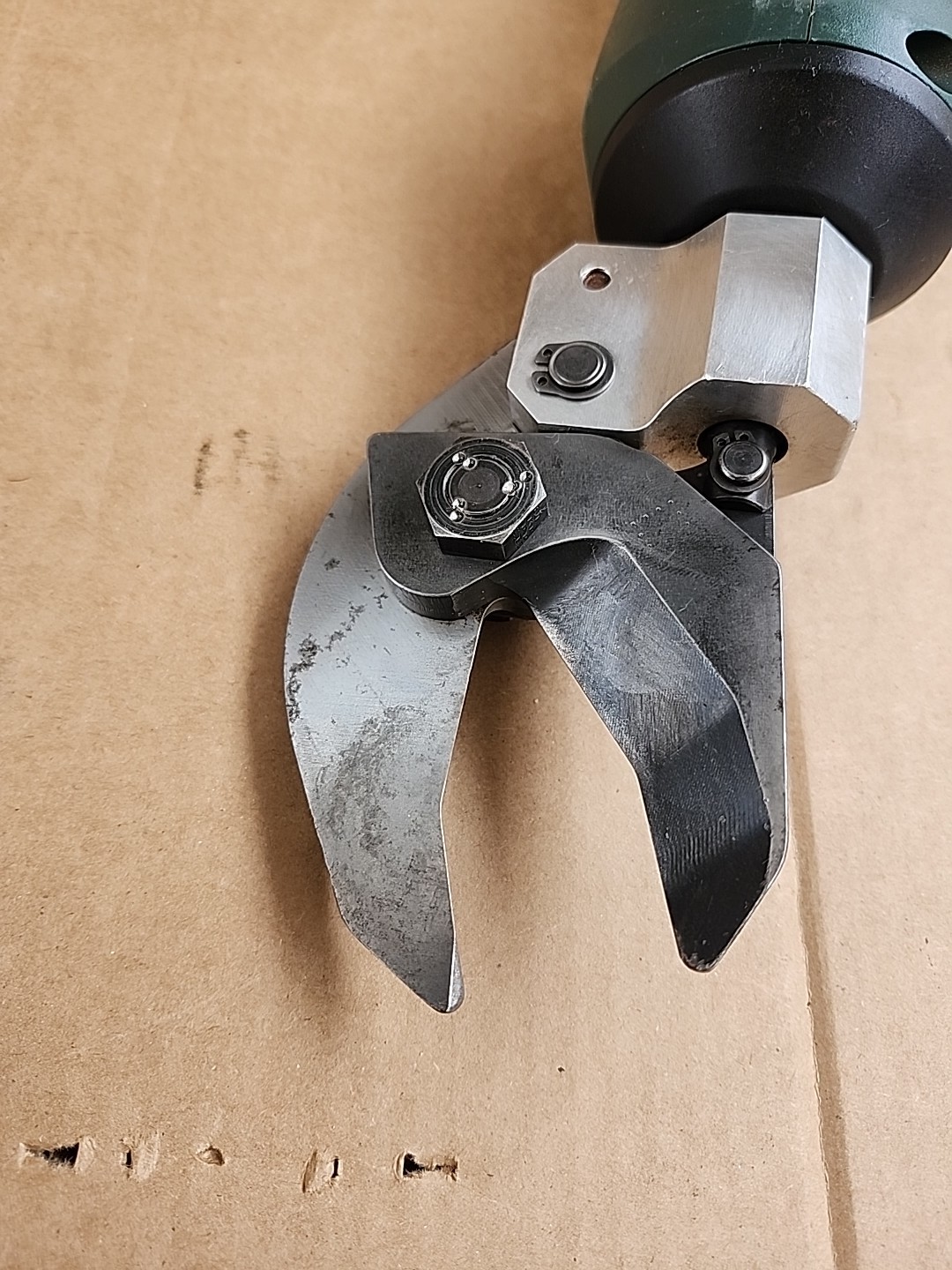 Greenlee Gator Cable Cutter Es32x W 5.0Ah Battery