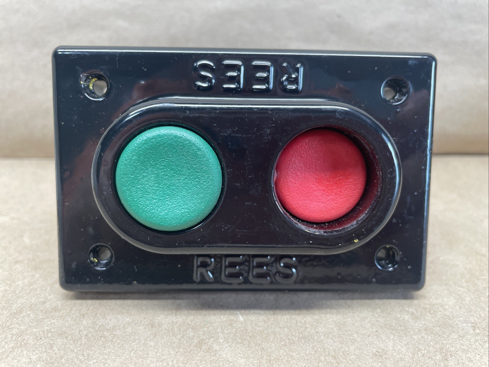 🚦 REES 02883-032 Green / Red Plunger Switch Maintained Contacts 02883032 Qty 1