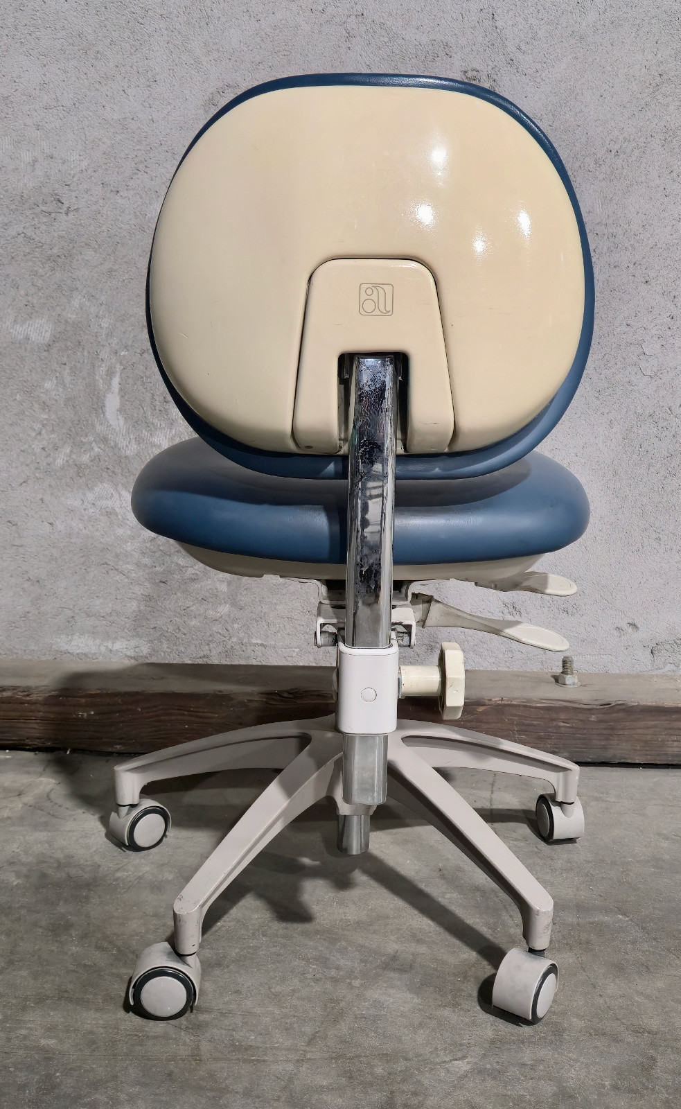Adec 1601 Doctor Dental Assistant Stool WILL NEED A NEW CYLINDER BAR