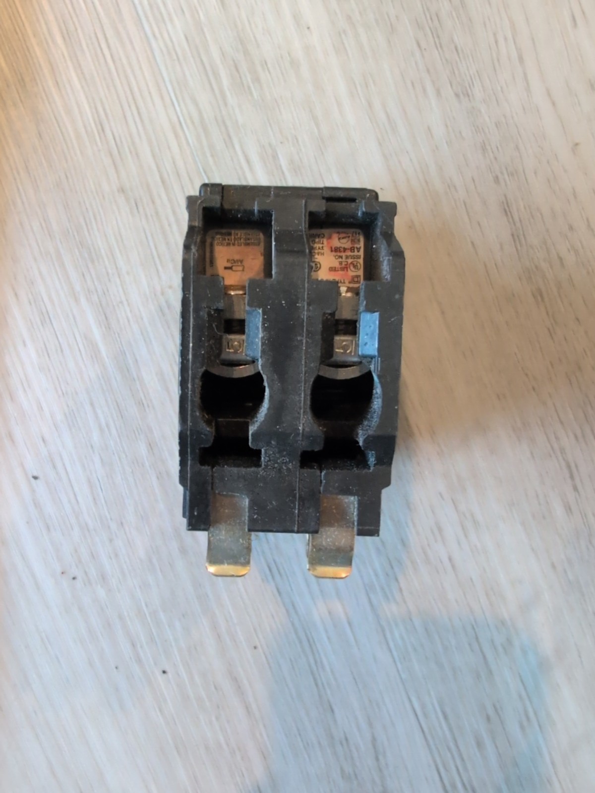Square D QO240 2 Pole 40 Amp 120/240V Type QO Plug In Yellow Circuit Breaker