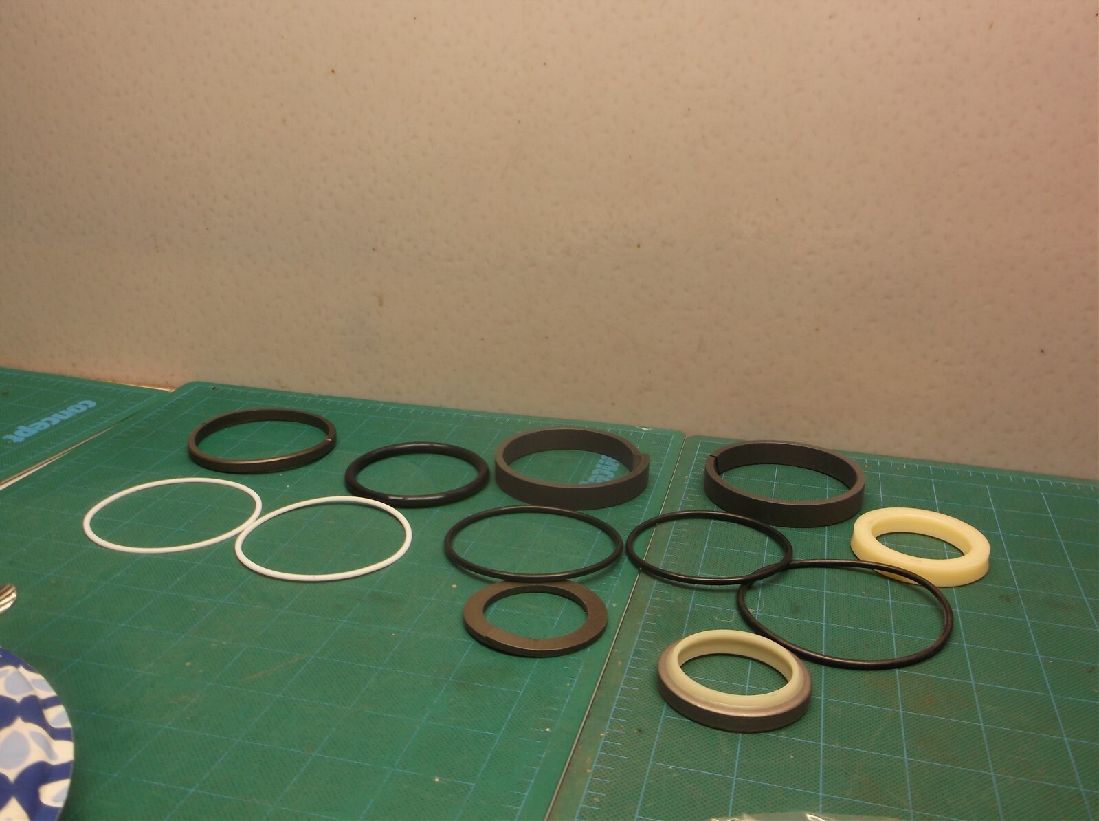 PM01V00044R300 Swing Cylinder Seal Kit Fits Kobelco SK25SR-2 40.00 x 75.00mm