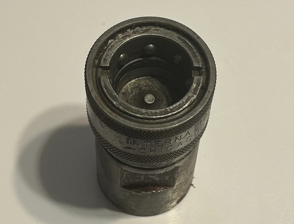 A Used Hydraulic 7/8″ Female Poppet Coupler For IH Tractors and Equipment