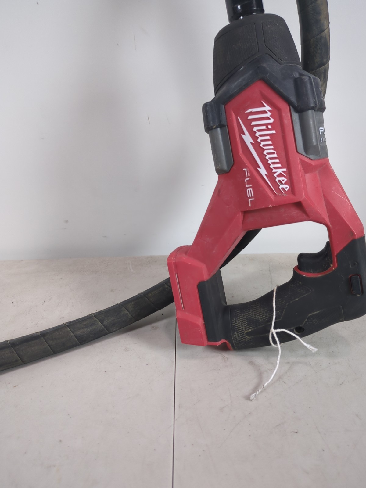 Milwaukee 2911-20 M18 FUEL 8′ Concrete Pencil Vibrator