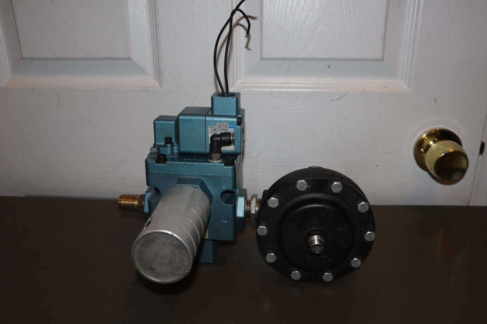 MAC 3 Way Spool Valve 250B-11-111CA & Norgren 11-008-009 Air Pressure Regulator