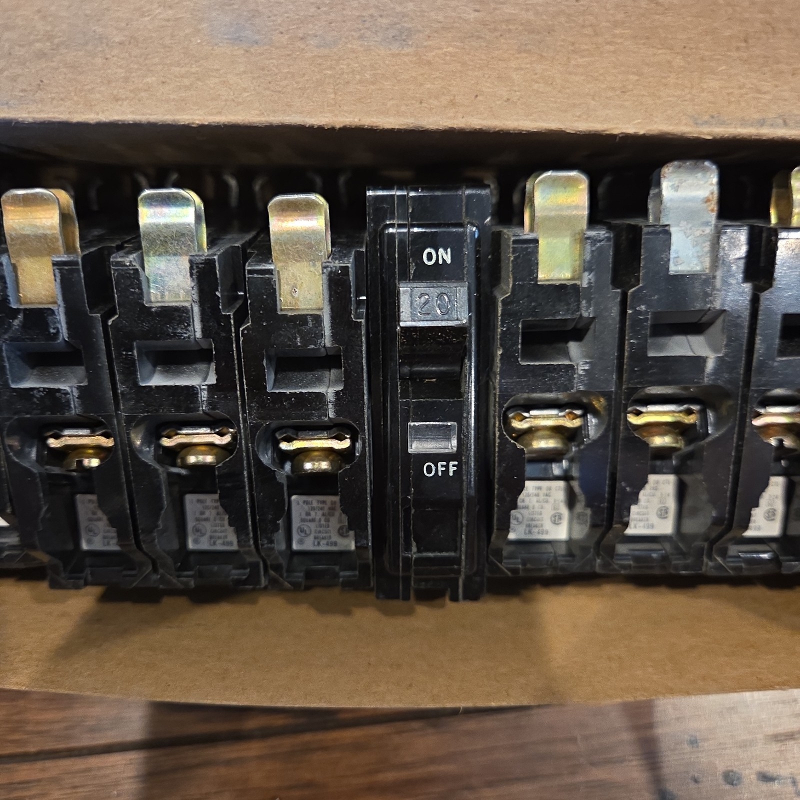 Square D QO120 Plug-On Circuit Breaker 20A 1-Pole 120/240V (10 Pack)