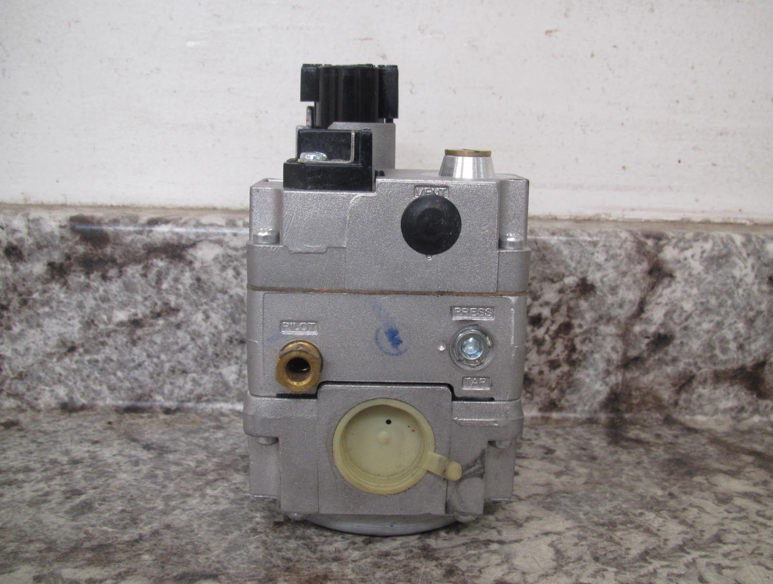New White-Rodgers 36C03-300 1/2″ x 3/4″ Furnace Gas Valve Free Shipping